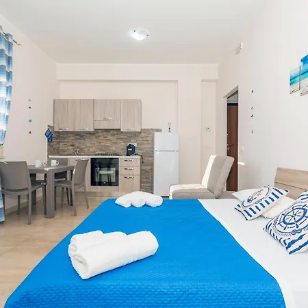 Da Pina E Lu Giardini Naxos